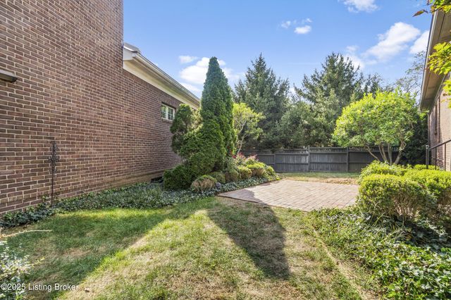 8405 Broecker Blvd, Louisville, KY 40241