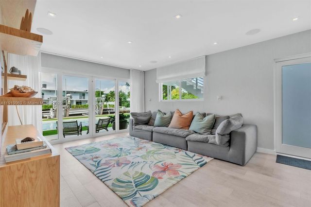 165 Ocean Dr, Tavernier, FL 33070