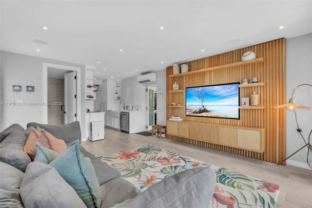 165 Ocean Dr, Tavernier, FL 33070