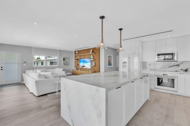 165 Ocean Dr, Tavernier, FL 33070