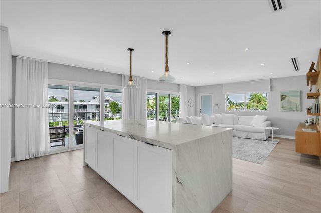 165 Ocean Dr, Tavernier, FL 33070