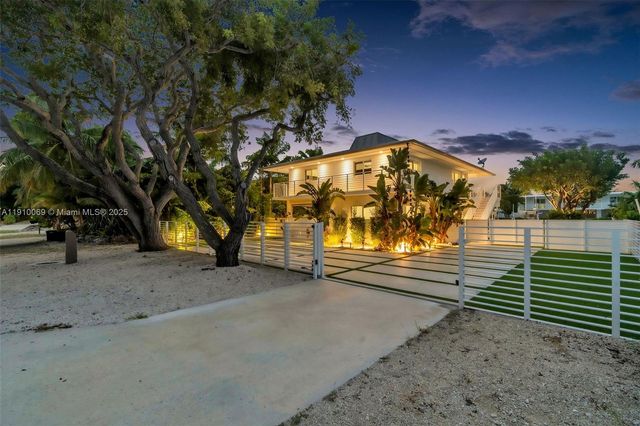 165 Ocean Dr, Tavernier, FL 33070