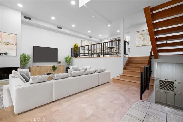 5335 White Oak Avenue A, Encino, CA 91316