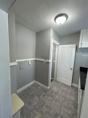 1005 Emerson Avenue, Pontiac, MI 48340