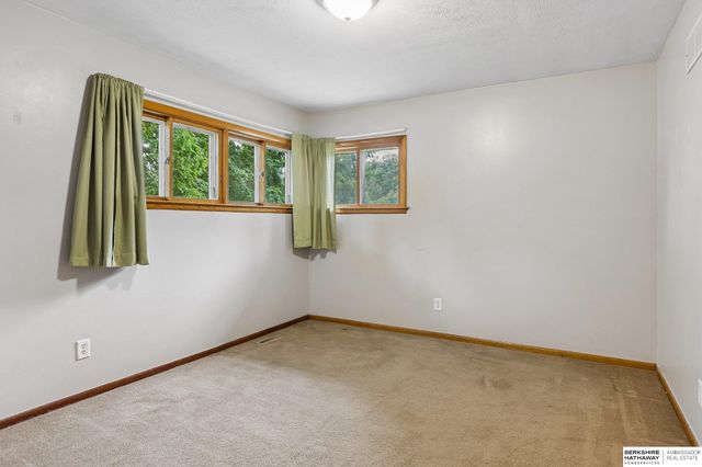 9704 N 31st Street, Omaha, NE 68112