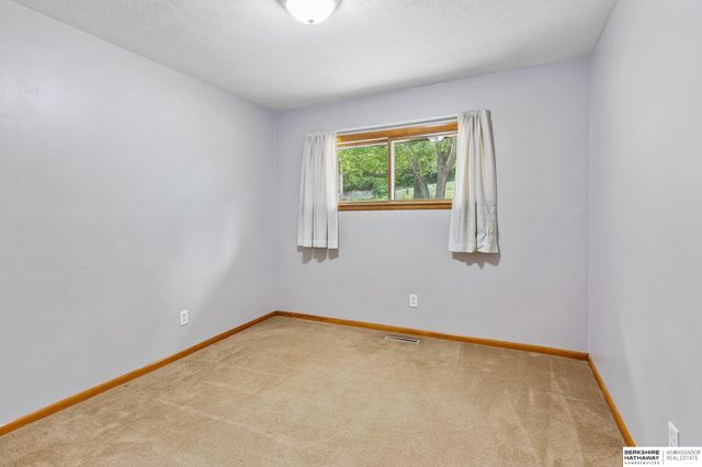 9704 N 31st Street, Omaha, NE 68112