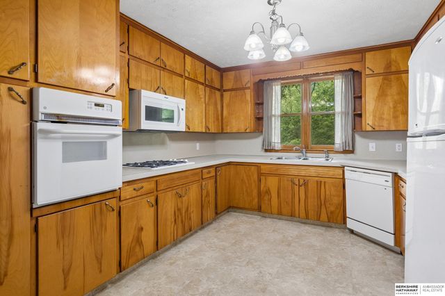 9704 N 31st Street, Omaha, NE 68112