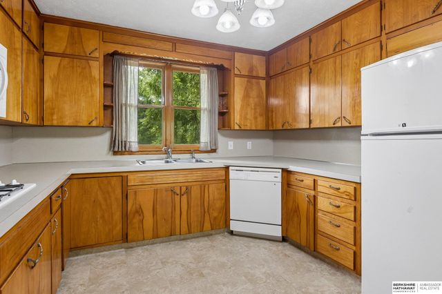9704 N 31st Street, Omaha, NE 68112