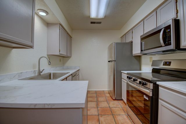 2900 Vista Del Rey NE UNIT 20B, Albuquerque, NM 87112
