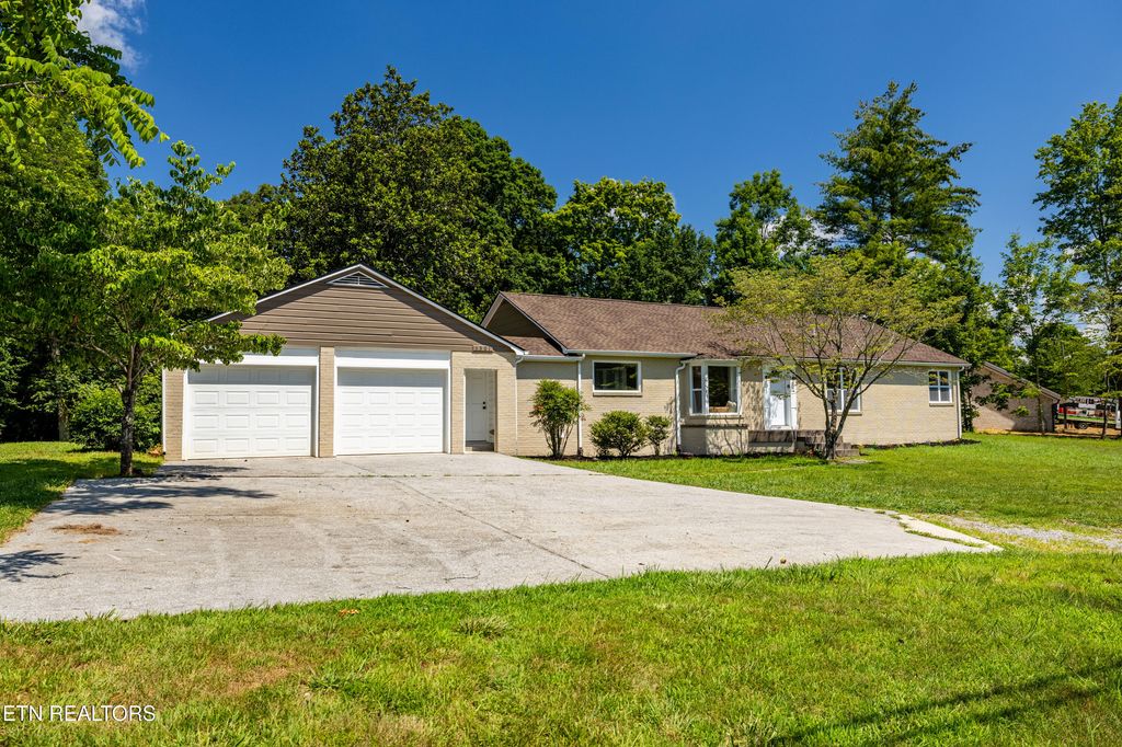 1301 Tuckaleechee Tr, Maryville, TN 37803