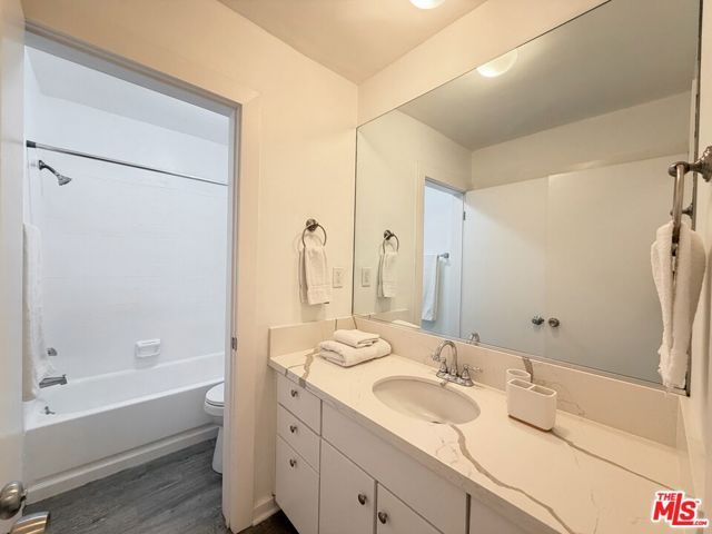 5805 W 8th Street 211, Los Angeles, CA 90036