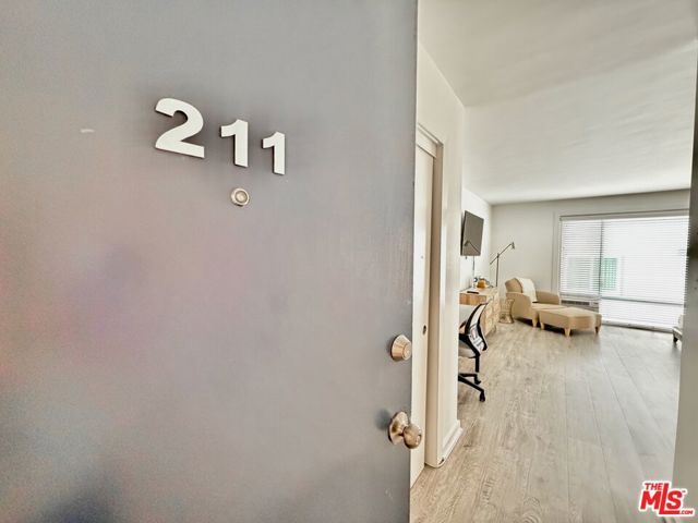 5805 W 8th Street 211, Los Angeles, CA 90036