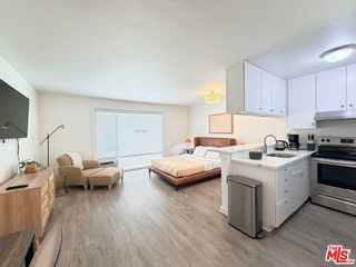 5805 W 8th Street 211, Los Angeles, CA 90036