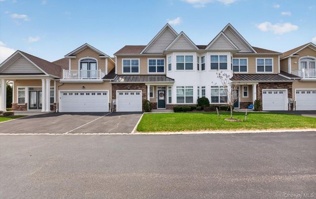 48 Bellflower Path, Smithtown, NY 11787