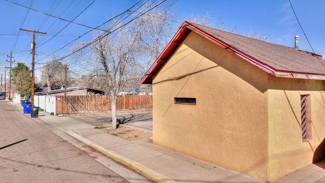 807 8th Street NW, Albuquerque, NM 87102