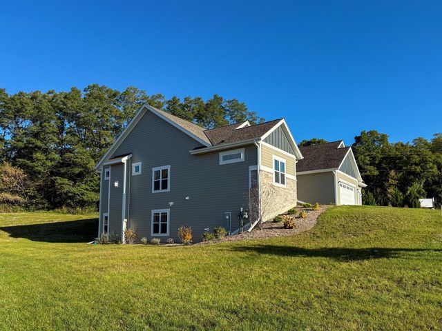 W254N5593 Crescent Hill DRIVE, Sussex, WI 53089