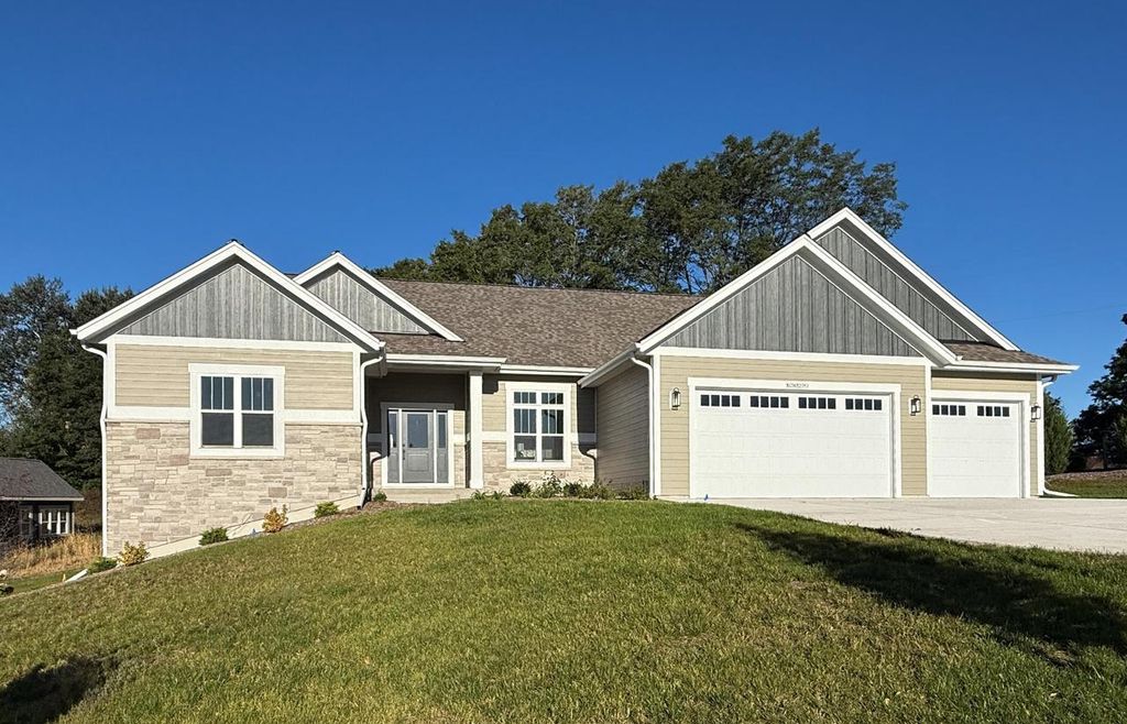 W254N5593 Crescent Hill DRIVE, Sussex, WI 53089