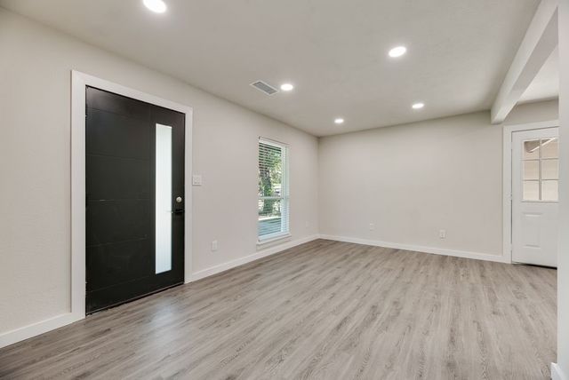 922 NE 33RD Street, Grand Prairie, TX 75050