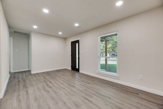 922 NE 33RD Street, Grand Prairie, TX 75050