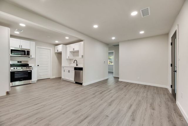 922 NE 33RD Street, Grand Prairie, TX 75050