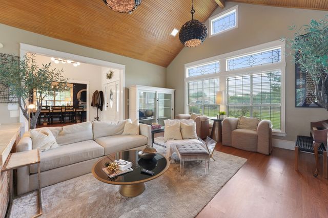 302 Thorntree Drive, Ovilla, TX 75154