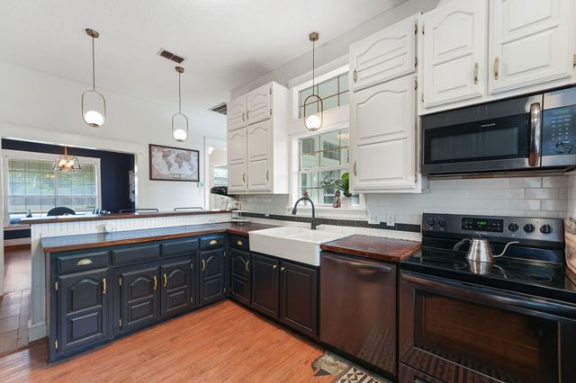 302 Thorntree Drive, Ovilla, TX 75154