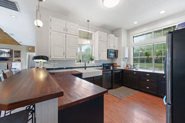 302 Thorntree Drive, Ovilla, TX 75154