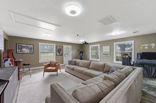 302 Thorntree Drive, Ovilla, TX 75154