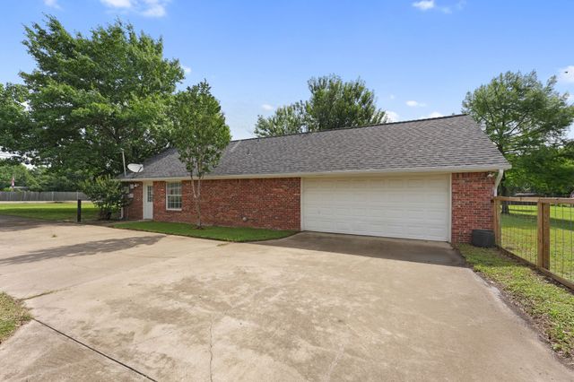 302 Thorntree Drive, Ovilla, TX 75154