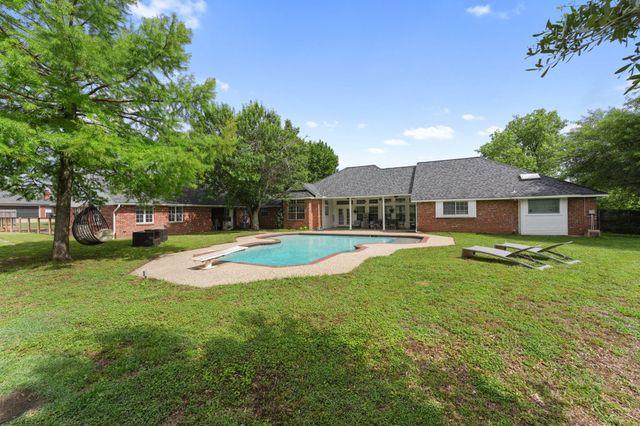 302 Thorntree Drive, Ovilla, TX 75154