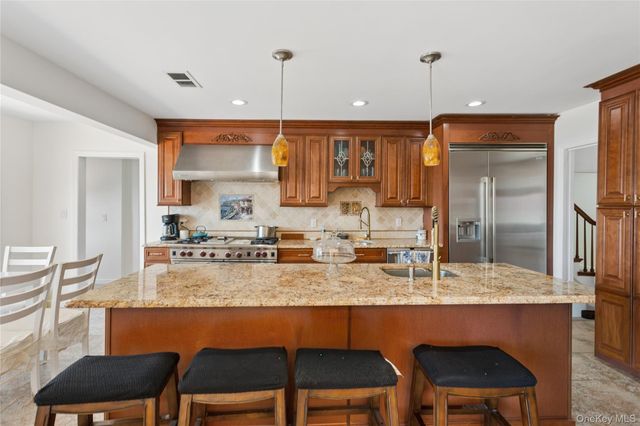 996 Wateredge Place, Hewlett Harbor, NY 11557