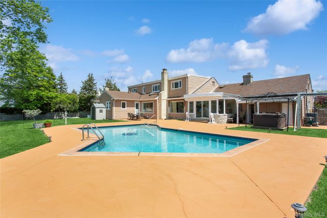 996 Wateredge Place, Hewlett Harbor, NY 11557