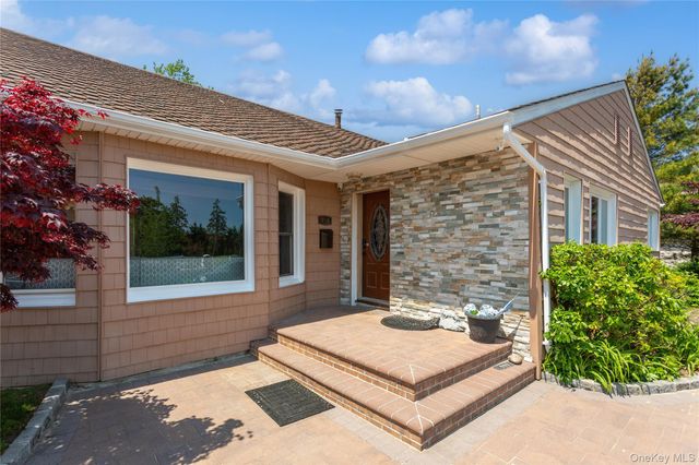 996 Wateredge Place, Hewlett Harbor, NY 11557