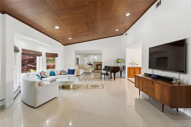 996 Wateredge Place, Hewlett Harbor, NY 11557