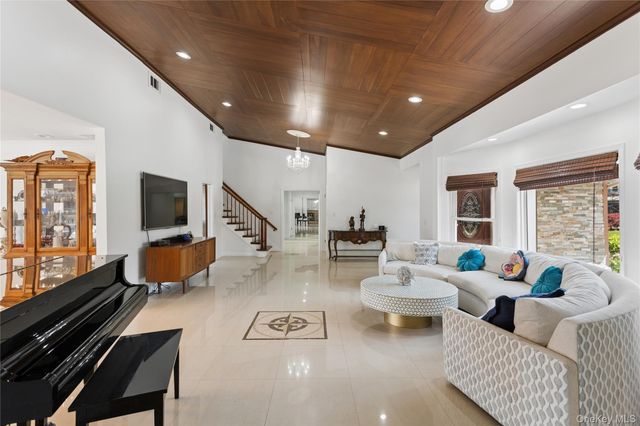 996 Wateredge Place, Hewlett Harbor, NY 11557