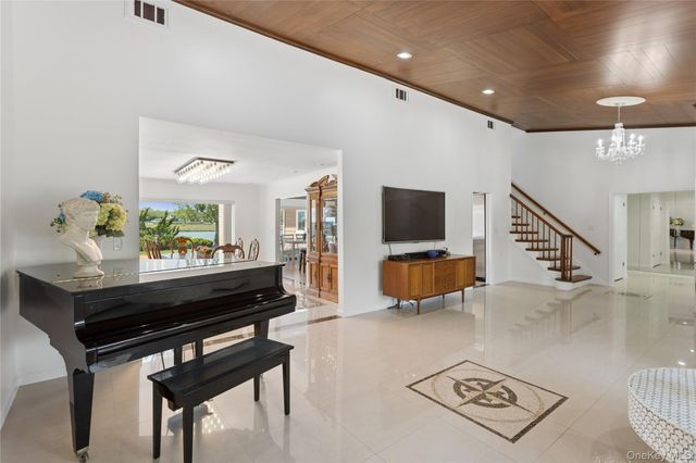996 Wateredge Place, Hewlett Harbor, NY 11557