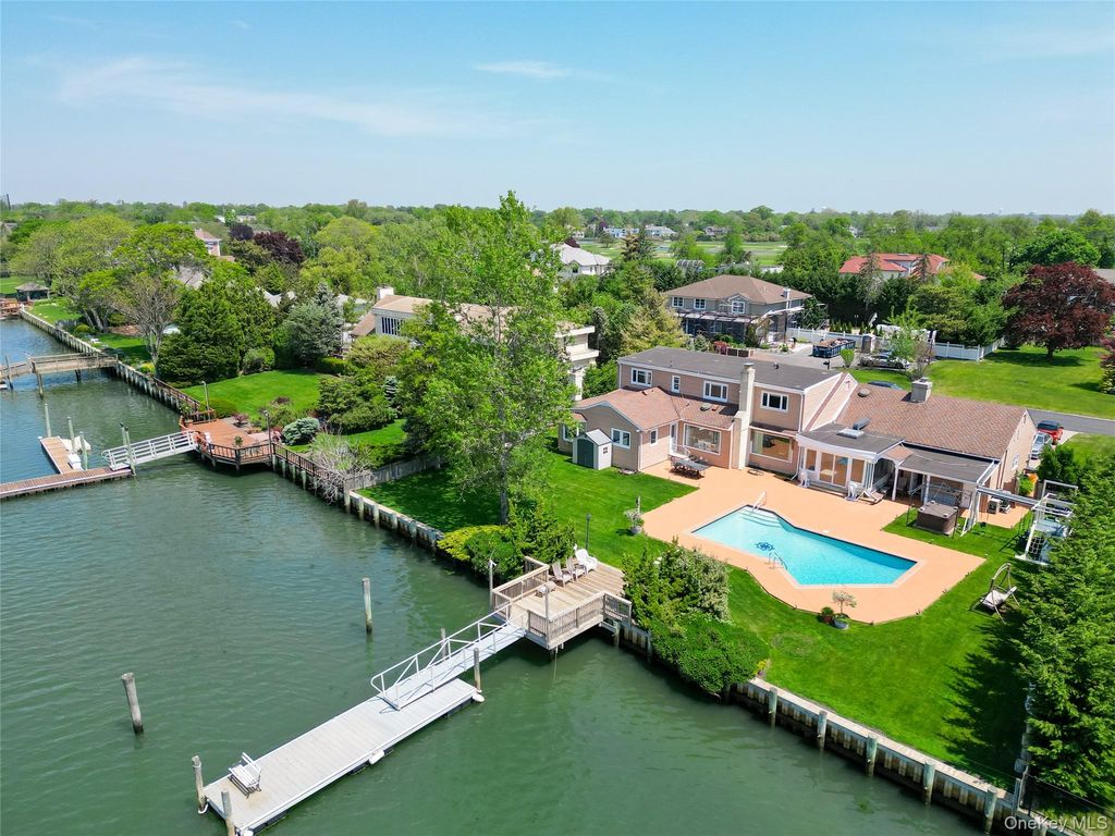 996 Wateredge Place, Hewlett Harbor, NY 11557