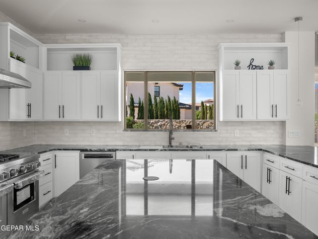 525 Cotton Blossom Avenue, El Paso, TX 79922
