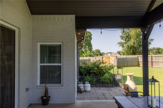 509 Waterfalls Court, Farmington, AR 72730