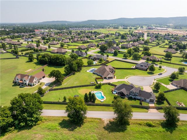 509 Waterfalls Court, Farmington, AR 72730