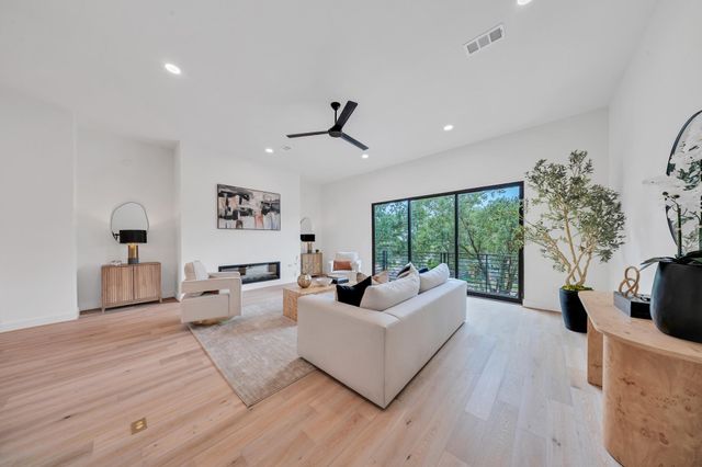 1135 Lake Pointe Parkway, Sugar Land, TX 77478