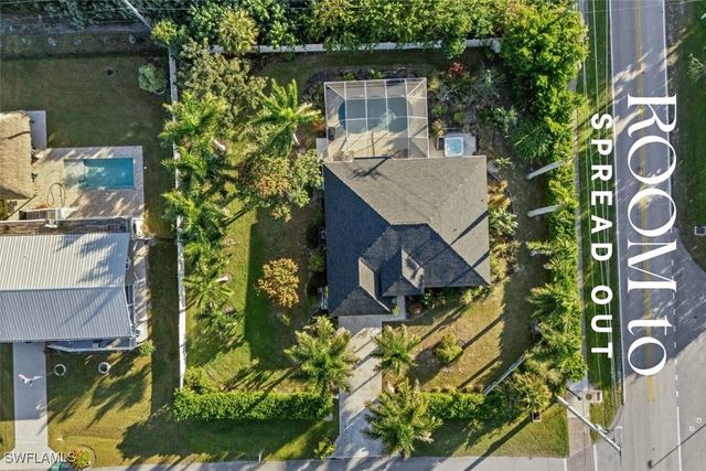 4 Colonial DR, Naples, FL 34112