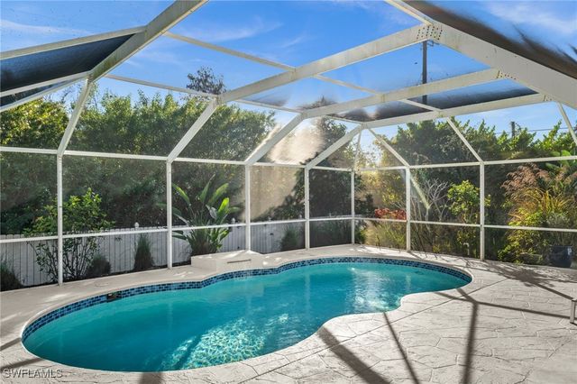 4 Colonial DR, Naples, FL 34112