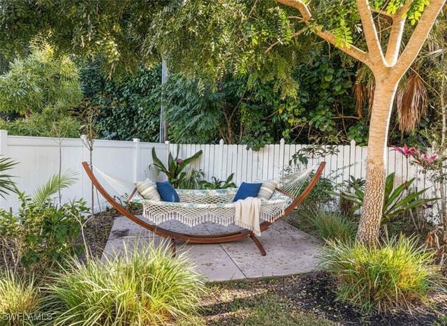 4 Colonial DR, Naples, FL 34112