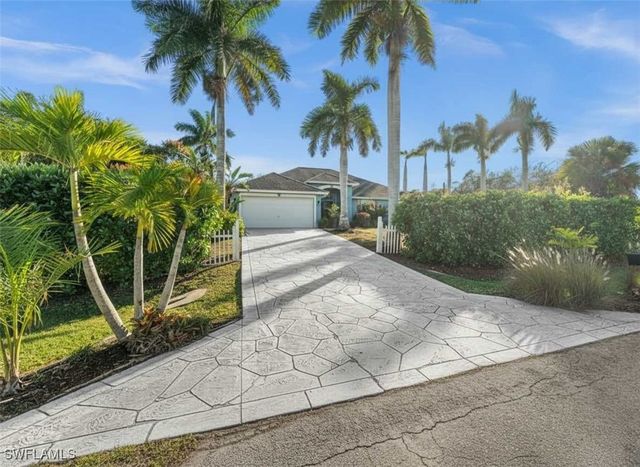 4 Colonial DR, Naples, FL 34112