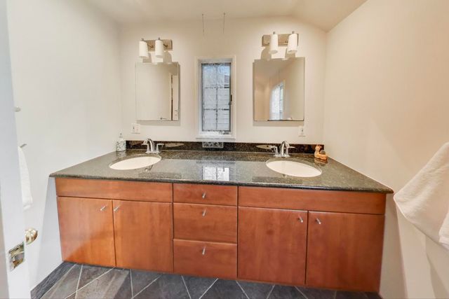 4665 W Peterson Avenue, Chicago, IL 60646