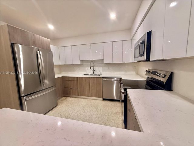 3400 SW 17th St 3402, Miami, FL 33145