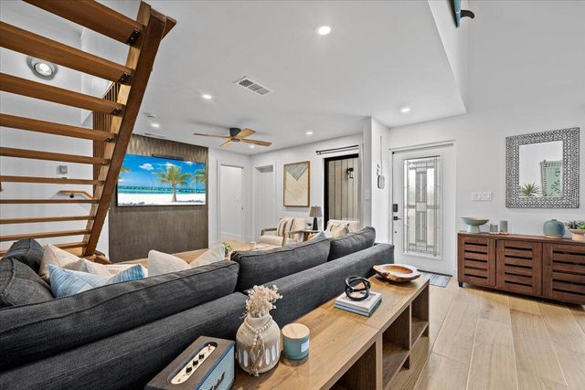 1605 Us-1 1f, Jupiter, FL 33477