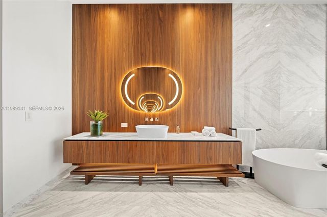 5 Grove Isle Dr PHS01, Coconut Grove, FL 33131