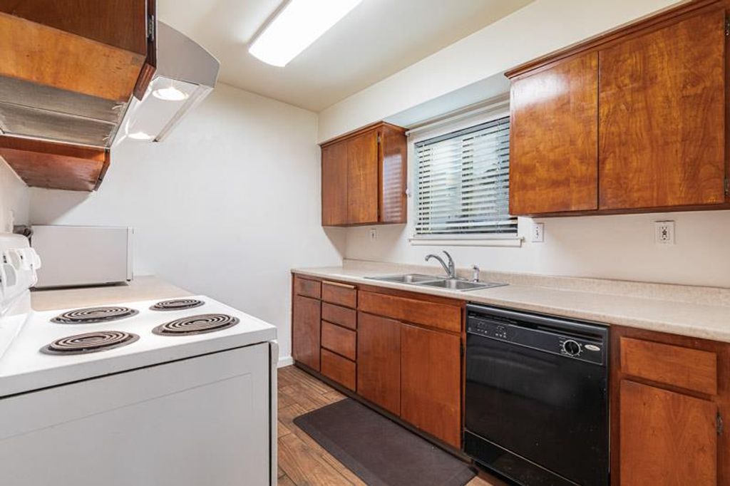 Image 5 of property listing at 6646 N 3rd Street, Fresno, CA 93710